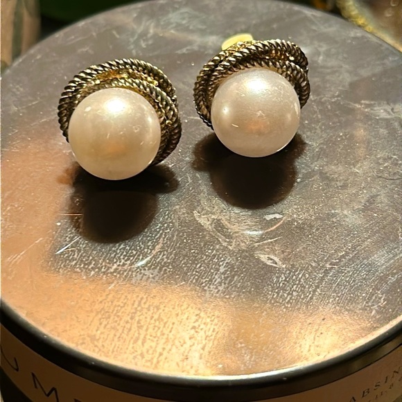 Clip on  large white pearl earrings silver frames vintage - Picture 3 of 7